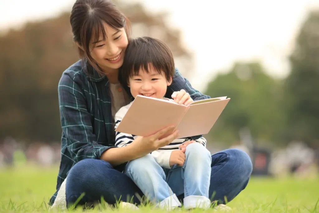 親子で本を読む姿