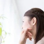 悩んでいる様子